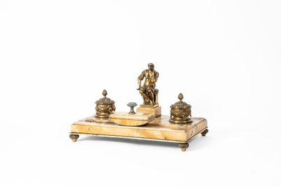 Encrier en marbre et bronze doré à décor de Laurent le Magni…