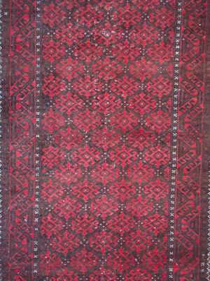 un tapis rouge et noir à motifs