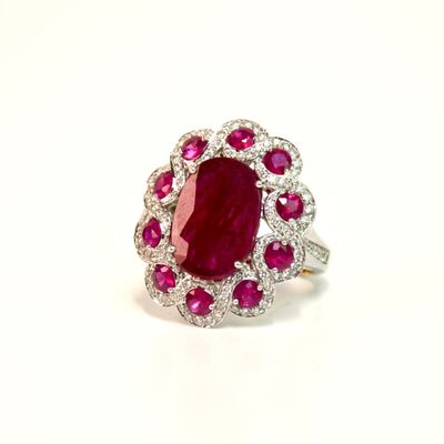 bague ovale en rubis et diamants sur fond blanc