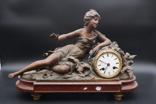 Pendule de cheminée en régule et marbre rouge à sujet romantique....