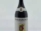 une bouteille de vin posée sur une table