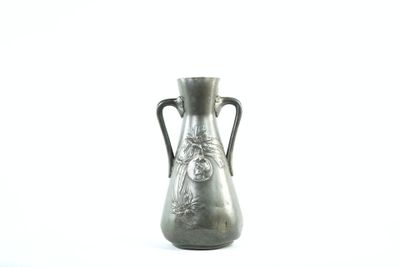 KAYSER & SOHN (1862-1925) Haut vase en étain à deux anses, o…