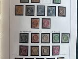 un livre avec un tas de timbres différents dessus