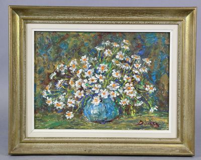 tableau représentant un vase bleu contenant des marguerites, posé sur une table
