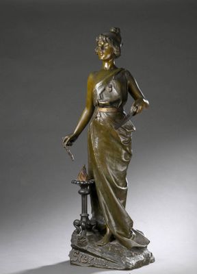 statue en bronze d'une femme tenant un oiseau sur un piédestal