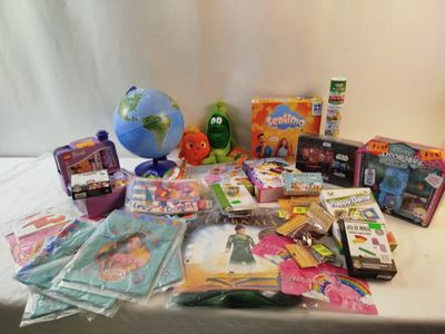 de nombreux jouets et livres pour enfants sur la table