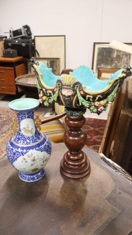 Jardinière en barbotine montée sur pied bois tourné, et vase en p...