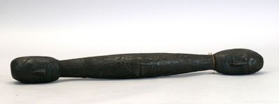 Sceptre en bois dur et lourd à patine sombre sculpté de deux…