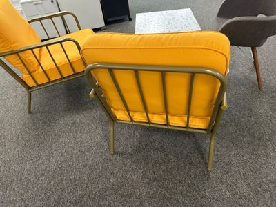 deux chaises et une table dans une pièce