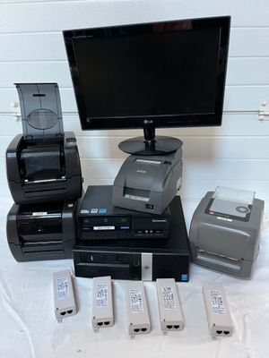 de nombreux appareils électroniques posés sur une table