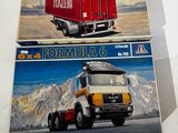 deux boîtes sur lesquelles figure l'image d'un camion
