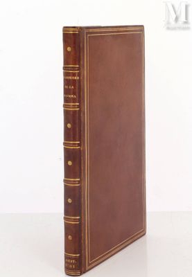 un vieux livre à la couverture brune posé sur une table
