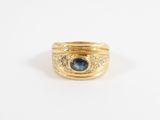 une image représentant une bague en or sertie d'un saphir bleu et de diamants