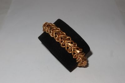 un gros plan d'un bracelet en or sur une bague noire