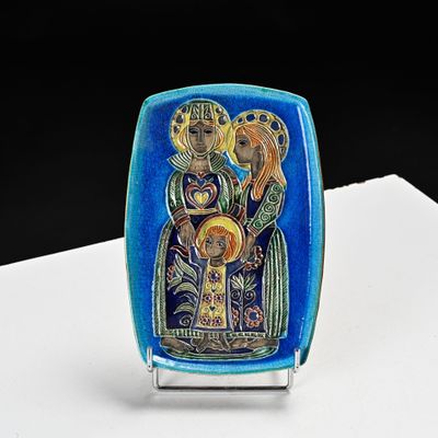 a blue plate with a picture of the virgin and child on it