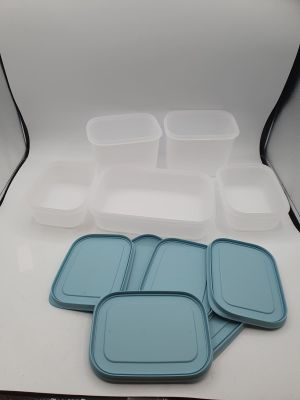 une table blanche sur laquelle est posé un plateau bleu rempli de nourriture