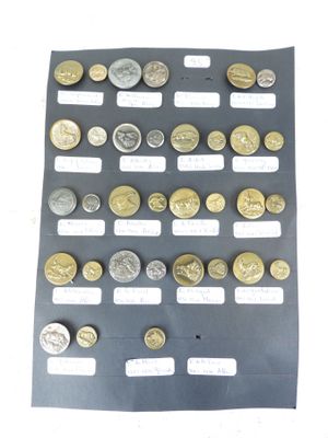 un grand nombre de pièces de monnaie qui figurent sur un morceau de papier