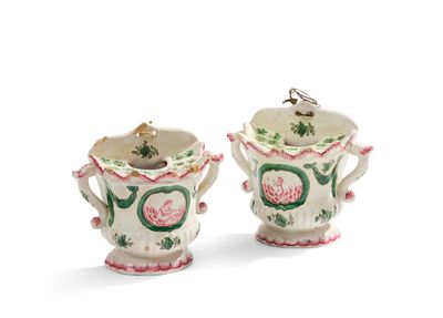DEUX BOUQUETIÈRES en faïence blanche à décor peint vert er r…
