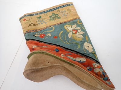 une vieille paire de chaussures posée sur une surface blanche