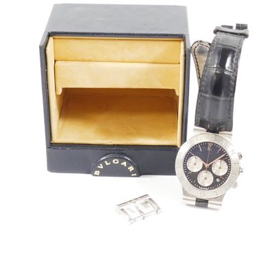 une montre posée à côté d'un coffret à montres