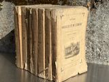 plusieurs vieux livres sont empilés sur une table