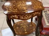 une table avec deux chaises et une table sur laquelle est posé un tableau