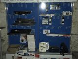 un présentoir d'appareils électroniques accroché au mur d'un magasin