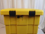 boîte de rangement en plastique jaune avec des poignées noires sur un fond blanc
