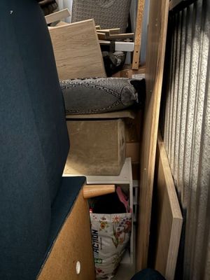 une petite pièce avec un lit et une chaise à l'intérieur