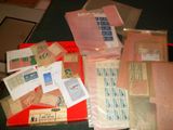 une pile de courrier posée sur une table