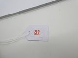 une étiquette portant le chiffre 28 sur un fond blanc