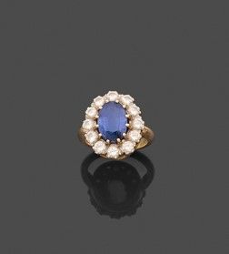 une bague à grappes de saphirs et de diamants