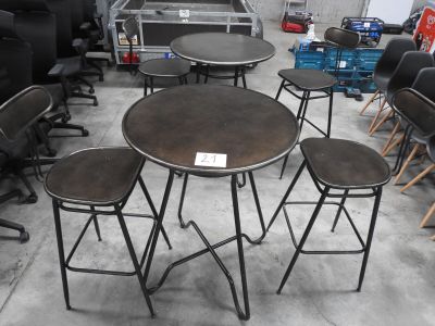 beaucoup de chaises et de tables dans un entrepôt