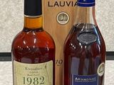 deux bouteilles d'alcool posées l'une à côté de l'autre sur un comptoir