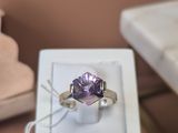 une bague qui se trouve dans une boîte sur une table