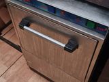 une photo d'un lave-vaisselle dans une cuisine
