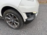 un gros plan d'une voiture cabossée