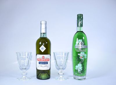 trois verres à vin et une bouteille de vin posés les uns à côté des autres