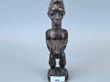 une image représentant une petite statue d'un homme tenant un livre