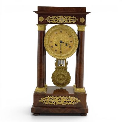 une horloge posée sur une table