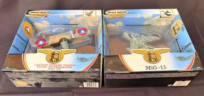 deux boîtes de jouets posées sur une table