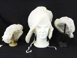 Plusieurs types de chapeaux sont exposés sur une tête de mannequin