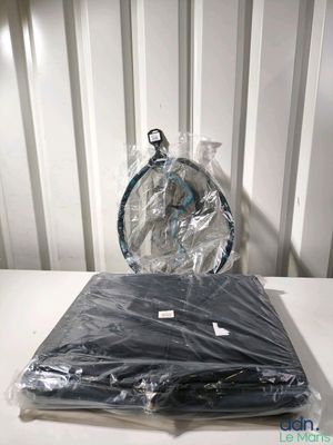un sac de vêtements posé sur une table, à côté d'un autre sac de vêtements
