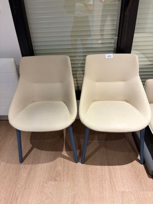 deux chaises assises l'une à côté de l'autre dans une pièce