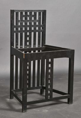 une chaise noire avec une assise en bois posée sur un sol en béton