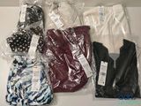 beaucoup de vêtements emballés dans des sacs en plastique