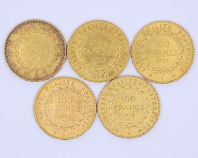 cinq pièces d'or de tailles et de formes différentes sur un fond blanc
