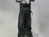 un sac de golf contenant des clubs, posé sur une table