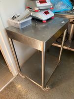 Une table en inox à tablette médiane Dimensions : 90 x 62 x …