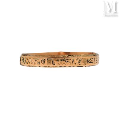 gros plan d'une bague en or sur fond blanc